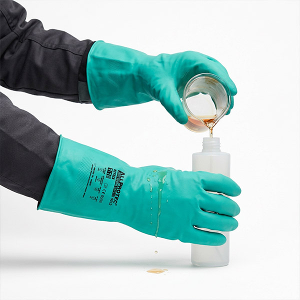 9513-allprotec-nitrix-chemikalienschutzhandschuhe-anwendung.jpg